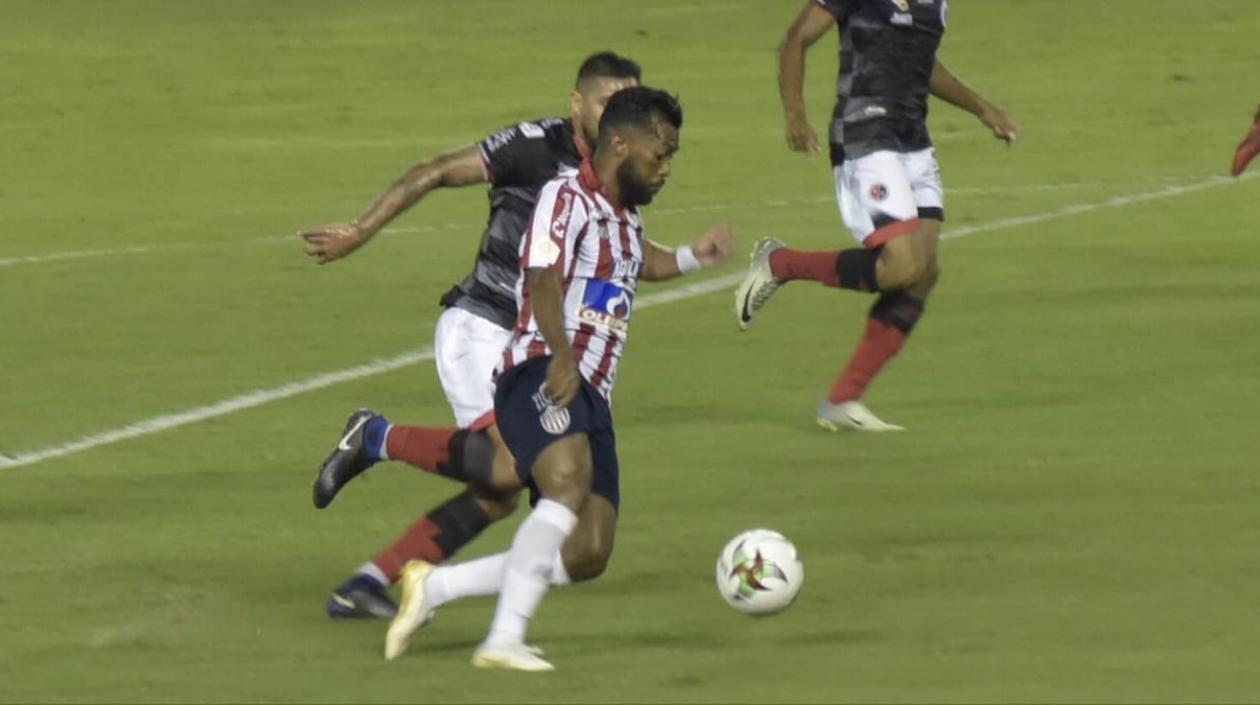 Luis 'Cariaco' González en jugada ofensiva.