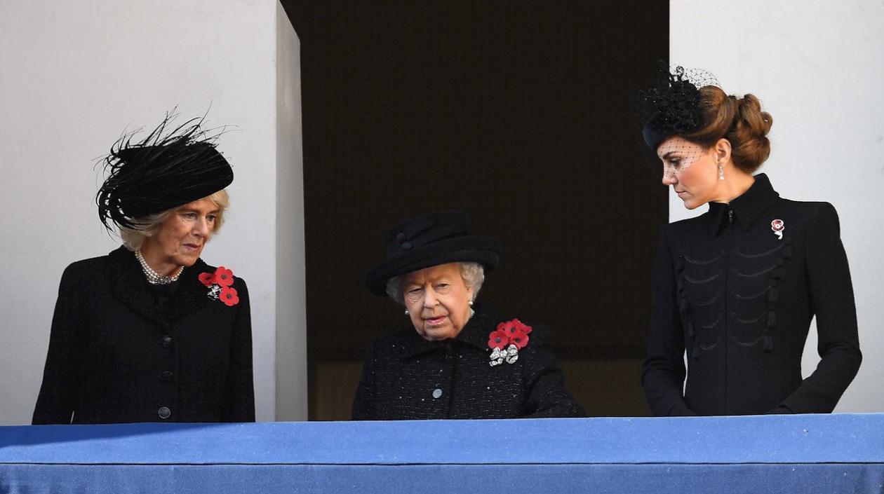 La reina Isabel II (centro) durante el homenaje.