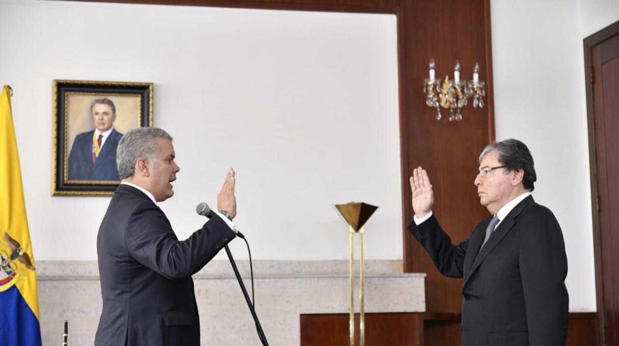 Presidente Duque toma juramento del cargo al nuevo ministro de Defensa, Carlos H. Trujillo.
