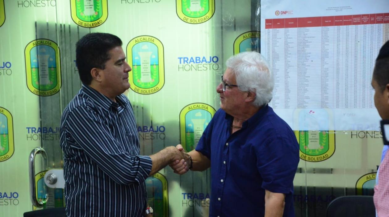 El alcalde de Soledad, Joao Herrera, con el mandatario electo del municipio, Rodolfo Ucrós.