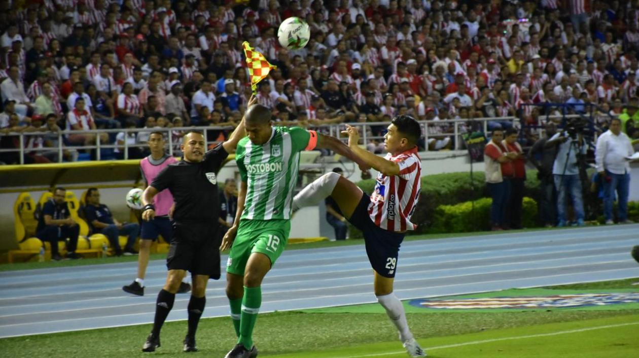 Teófilo Gutiérrez disputa una pelota con Alexis Henríquez. 