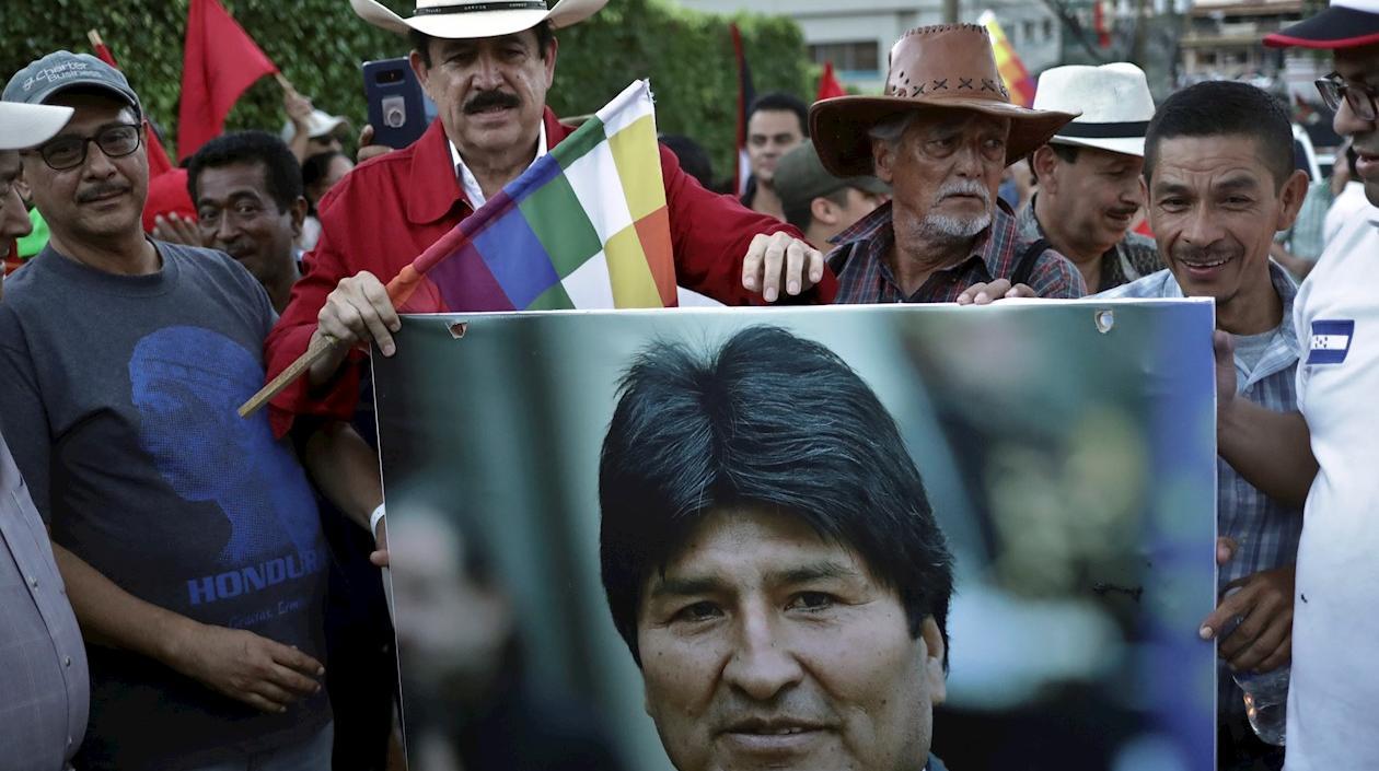Protestantes a favor de Evo Morales.