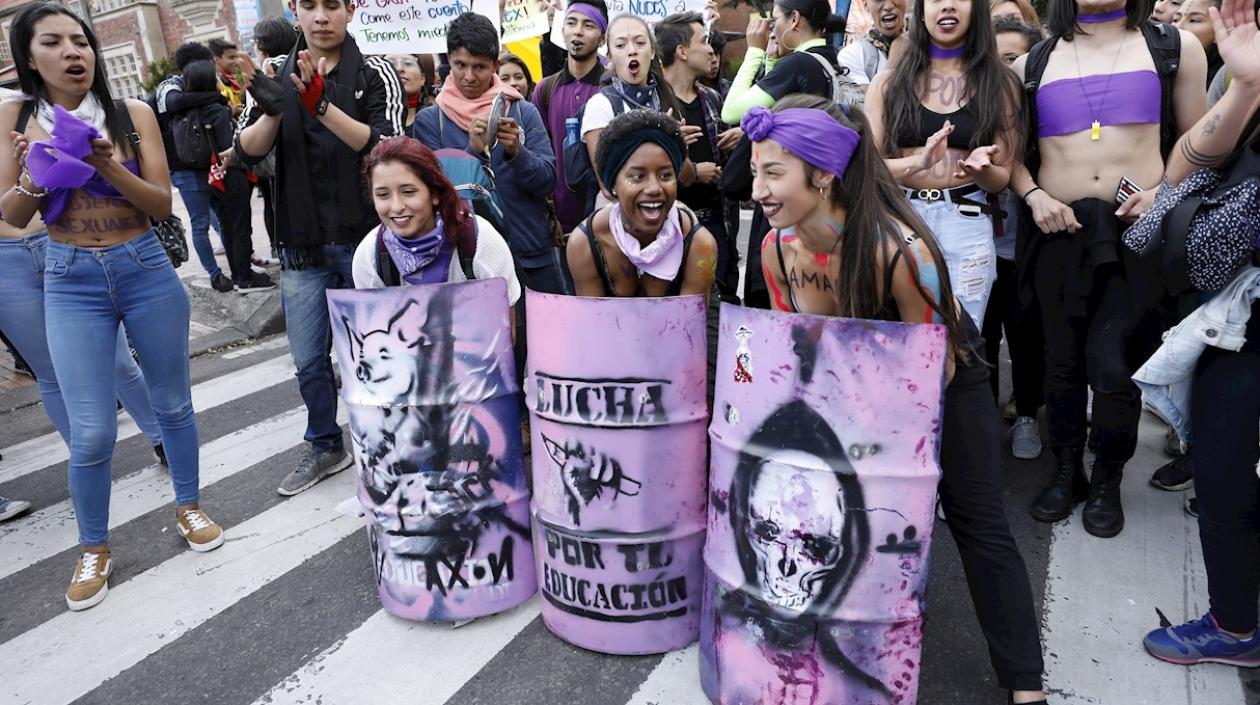  Colectivos feministas marchan este lunes, durante el quinto día de protestas, en el marco del Día Internacional de la Eliminación de la Violencia contra la Mujer, en Bogotá (Colombia). 