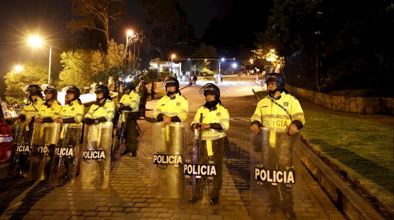 Los policías resultaron heridos en Bogotá y Cali.