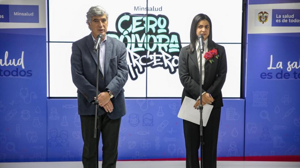 El ministro de Salud, Juan Pablo Uribe, y la directora del Insitituto Nacional de Salud, Martha Ospina.