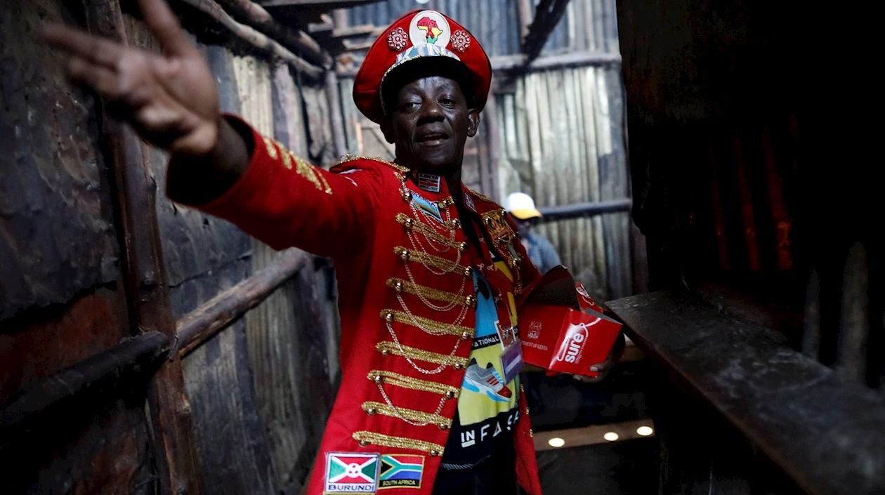 El activista keniata de 47 años Stanley Ngara, conocido como "el rey del preservativo".
