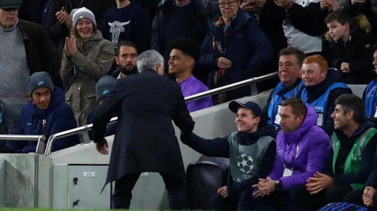 José Mourinho felicita al recogebolas. 