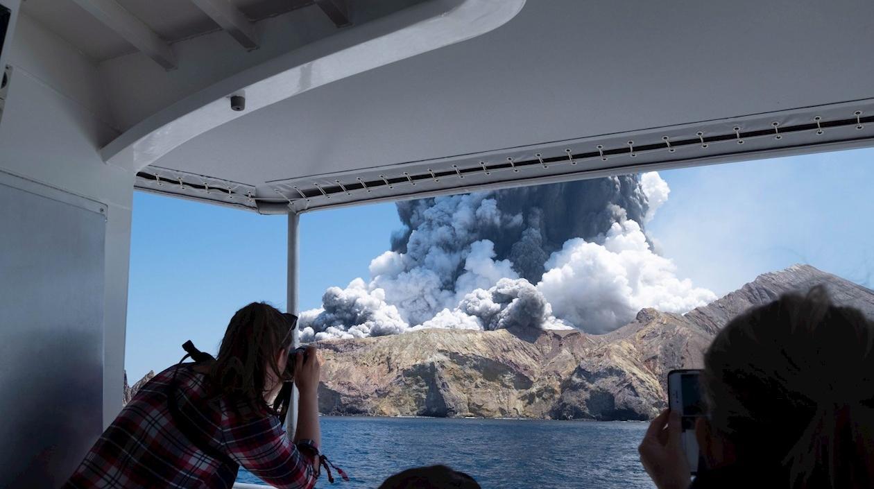 Erupción del volcán Whakaari. 