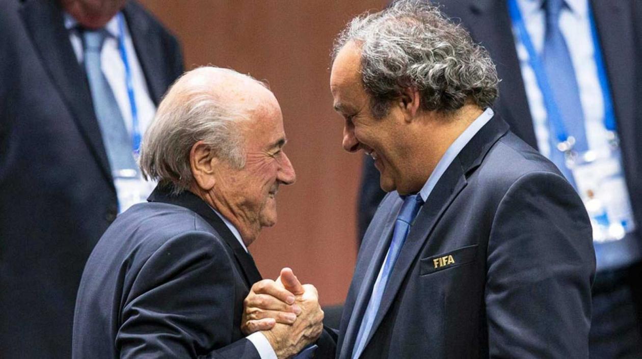 ·El expresidente e la FIFA Joseph Blatter y el exvicepresidente Michel Platini.