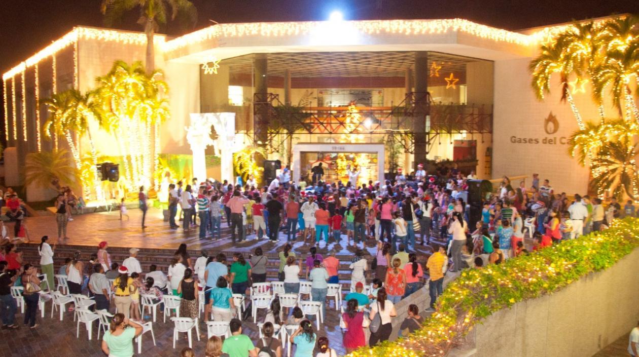 Familias congregándose en la entrada de Gases del Caribe para la novena en 2018.