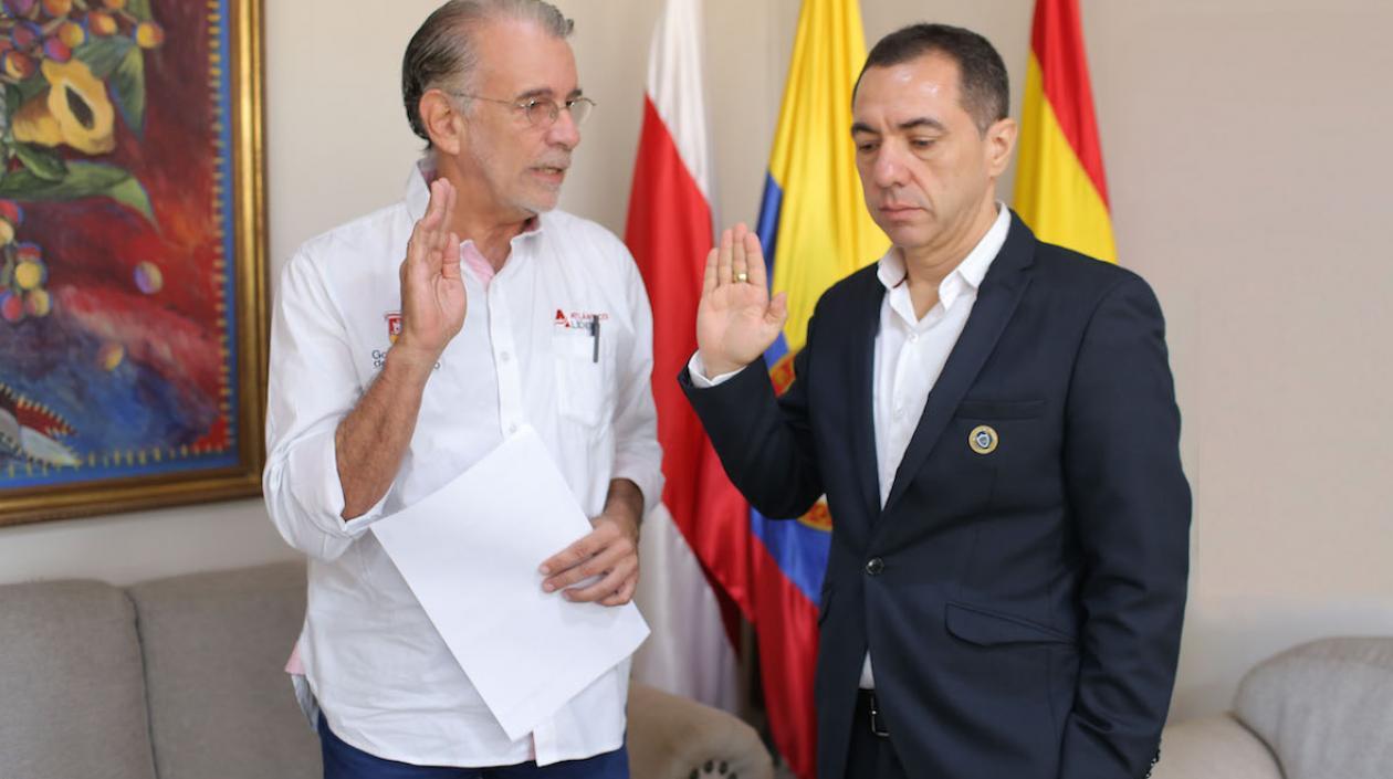 Eduardo Verano de la Rosa toma juramento a rector encargado de UniAtlántico, Jorge Luis Restrepo.