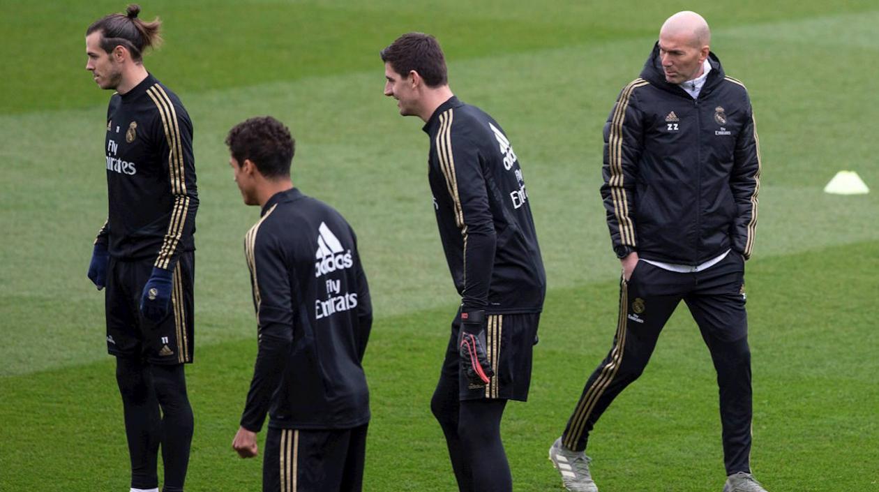 Zinedine Zidane, técnico del Real Madrid, observa a sus jugadores en una práctica. 