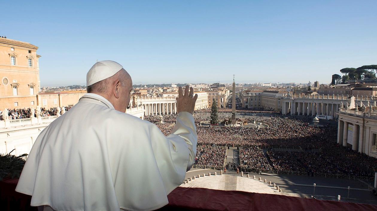 El Papa Francisco asomado al balcón de la Logia central de la basílica de San Pedro para la bendición Urbi et Orbi.