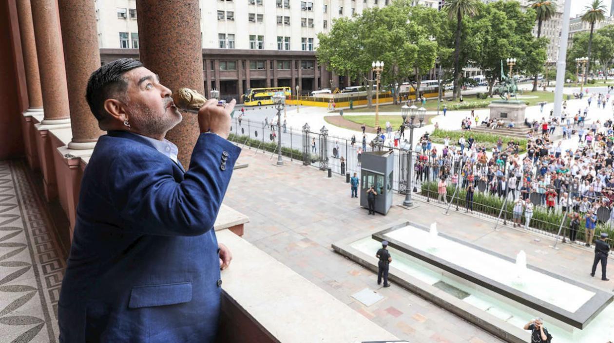 Diego Maradona en el balcón presidencial. 