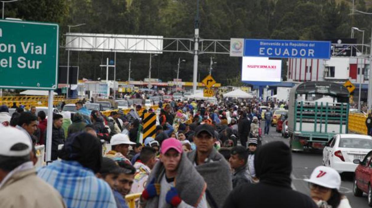 Imagen de venezolanos en una de las entradas a Ecuador.
