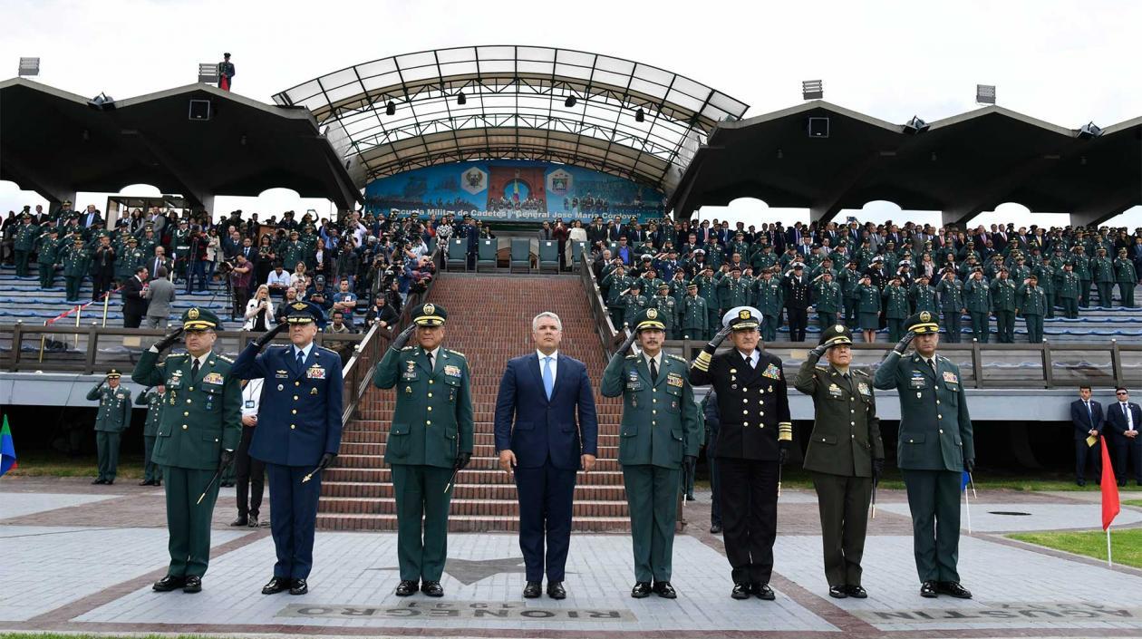 El Presidente Iván Duque junto a la cúpula militar.