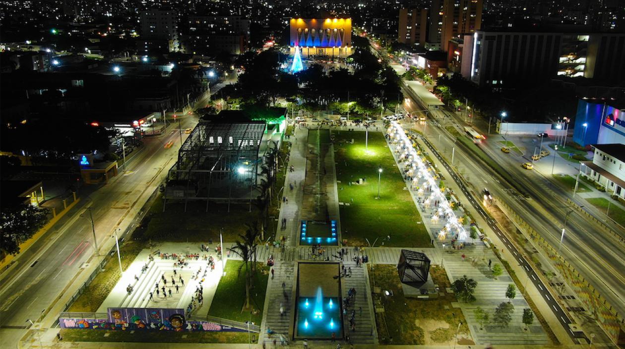 Panorámica nocturna de la ampliación de la Plaza de la Paz.