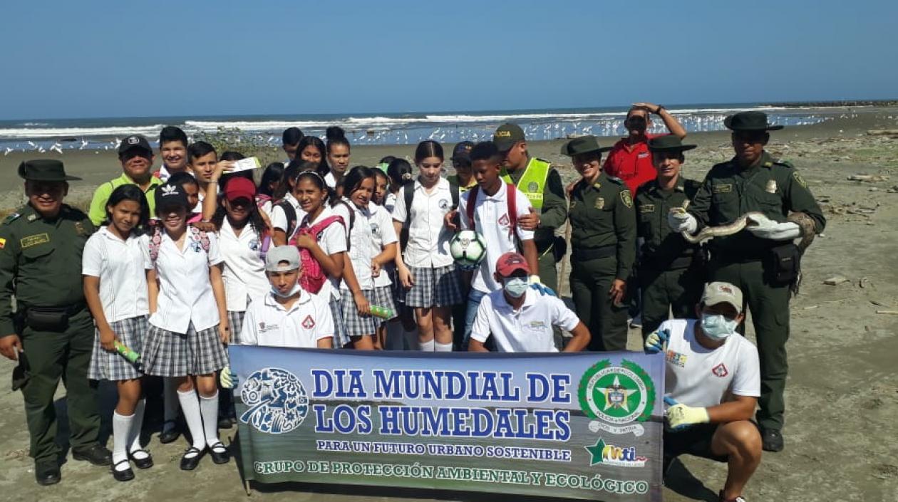 Participantes del Día Mundial de los Humedales en Puerto Colombia, a cargo de la Policía Ambiental.