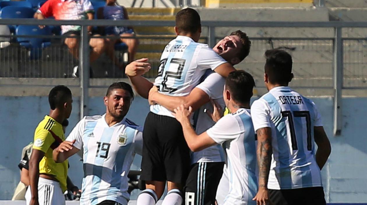 Julian Alvarez (3-i) de Argentina celebra su gol, el de la victoria de Argentina ante Colombia. 