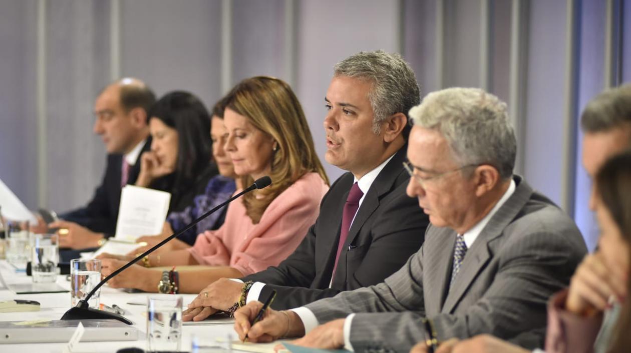 El Presidente Duque en la reunión con la bancada de Centro Democrático. En la foto con el senador Álvaro Uribe.
