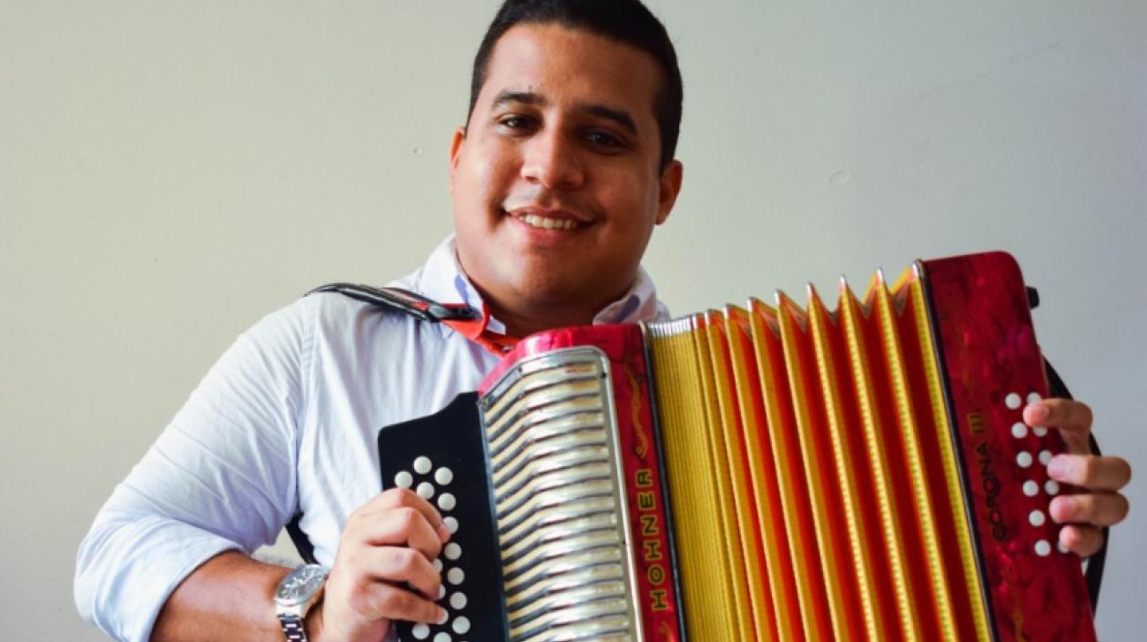 El músico Iván Andrés De Hoyos con el acordeón robada.