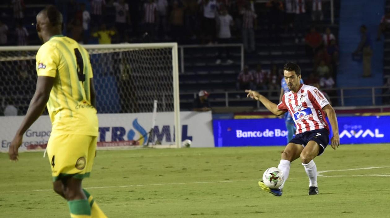 Sebastián Hernández filtrando un pase frente a Marvin Valecilla.