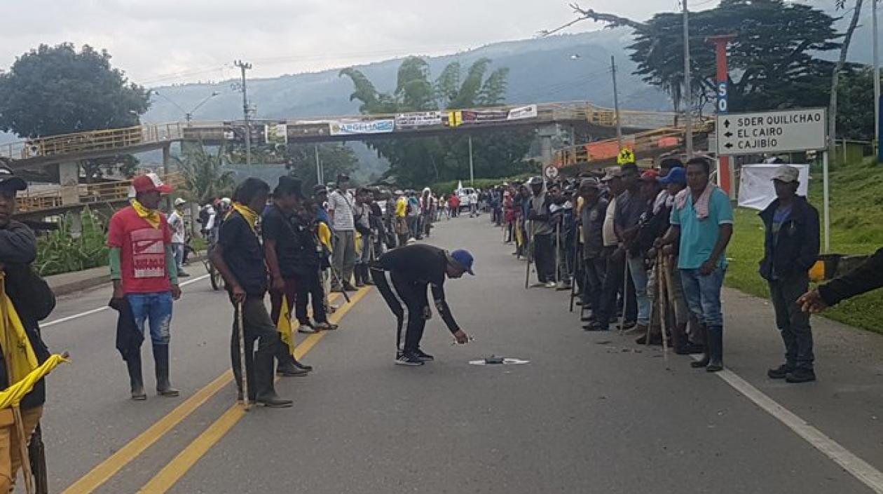 Indígenas en el Cauca bloquea una carretera.