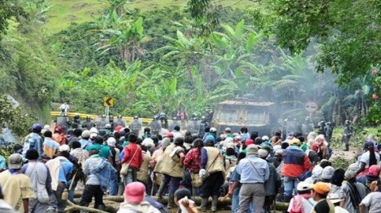 Los indígenas bloquearon la carretera armando barricadas con piedras y encendiendo cocteles molotov.