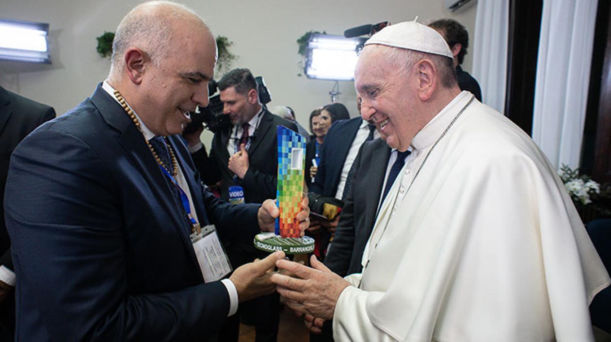El empresario Christian Daes entregando la Ventana al Mundo al Papa Francisco.