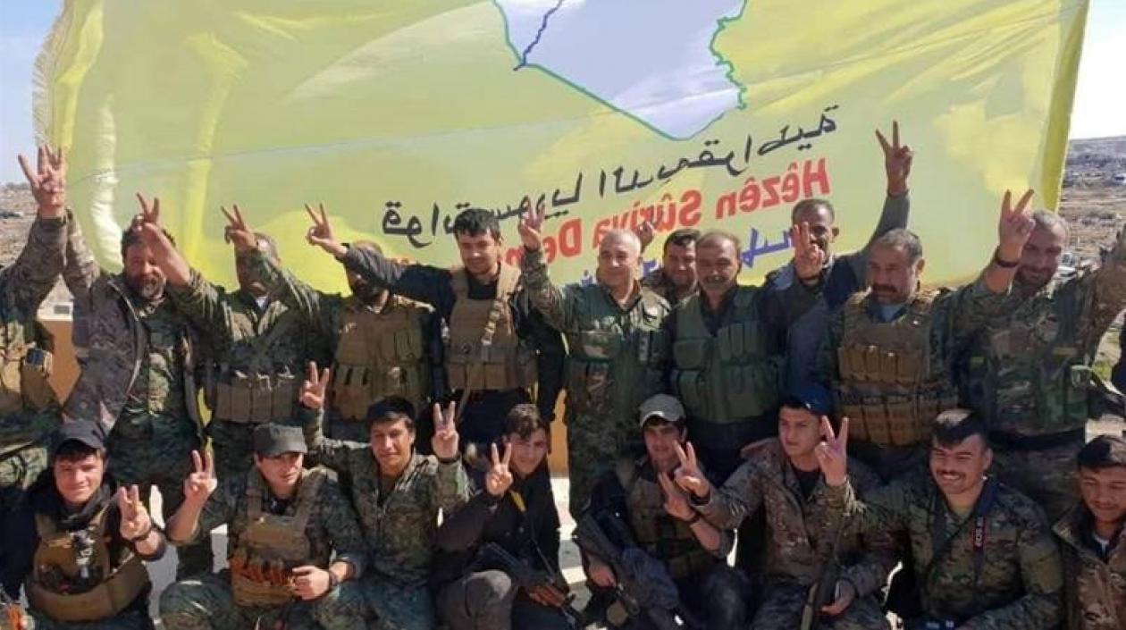  Los milicianos de las Fuerzas de Siria Democrática (FSD), alianza armada que aglutina a kurdos y árabes, se apresuraron a celebrar la conquista de Al Baguz izando su bandera amarilla.