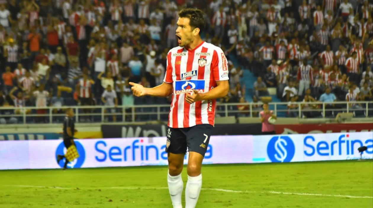 Sebastián Hernández festejando el tercer gol de los 'tiburones'.