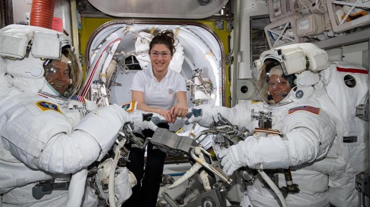  La astronauta de la NASA Christina Koch (c) ayuda a sus compañeras, Nick Hague (i) y Anne McClain (d) con sus respectivos trajes antes de iniciar la primera incursión espacial de sus carreras.