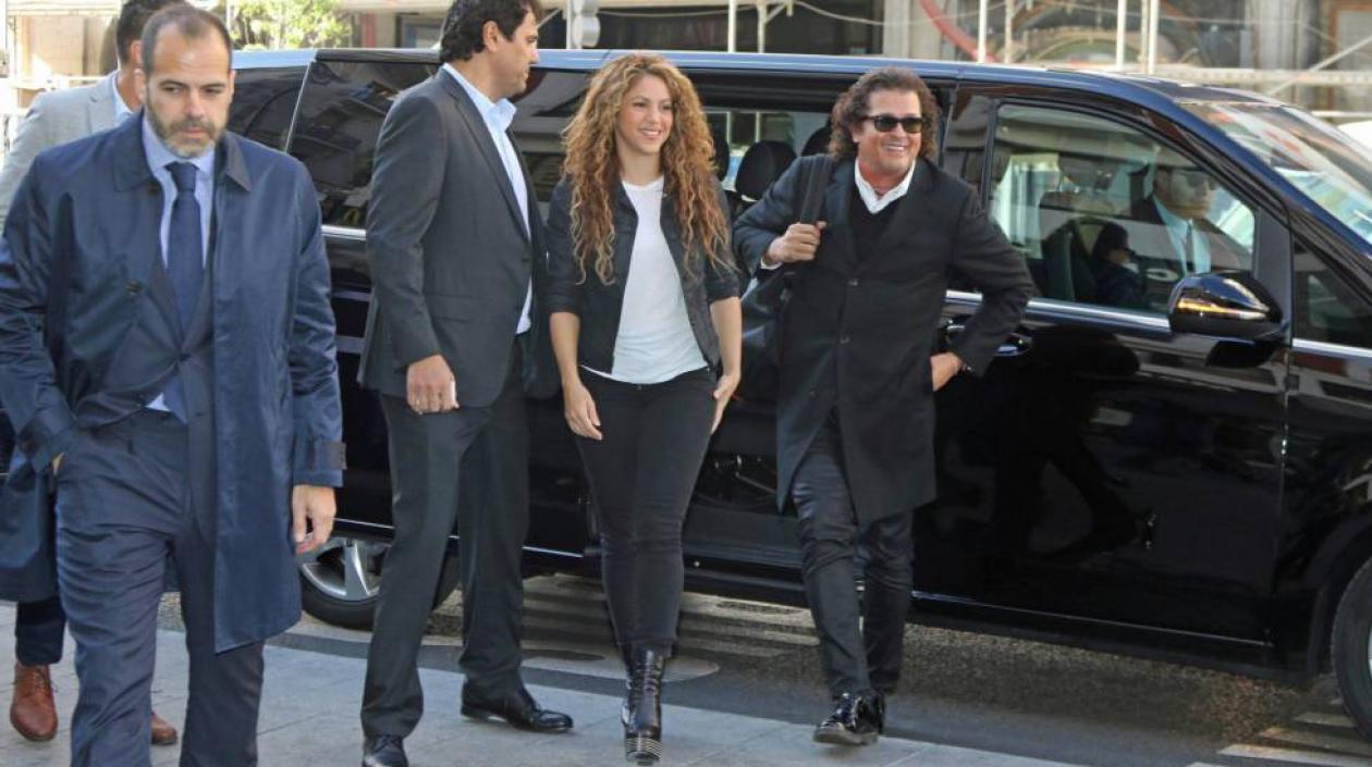 Los cantantes Shakira y Carlos Vives en los juzgados de Madrid.