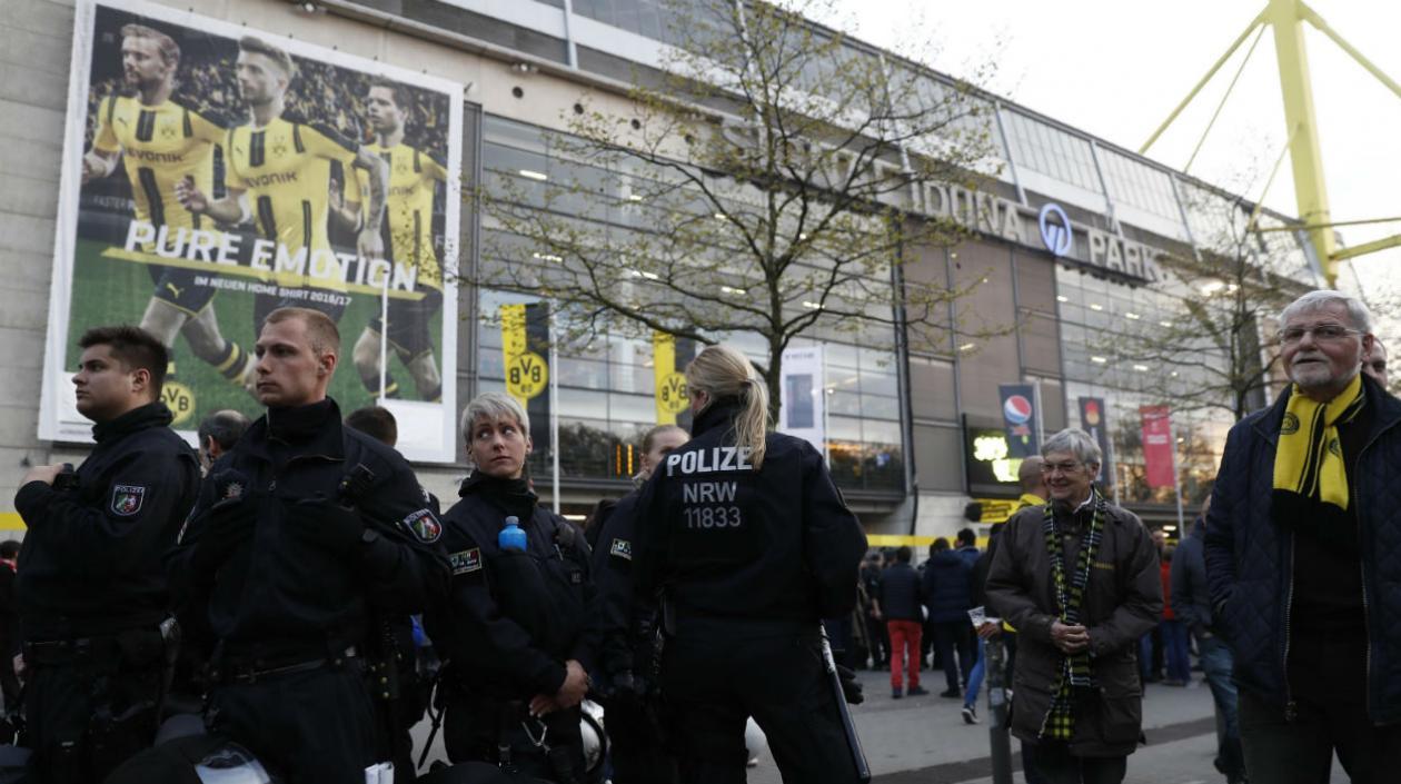 Policía en el estadio del Borussia. 