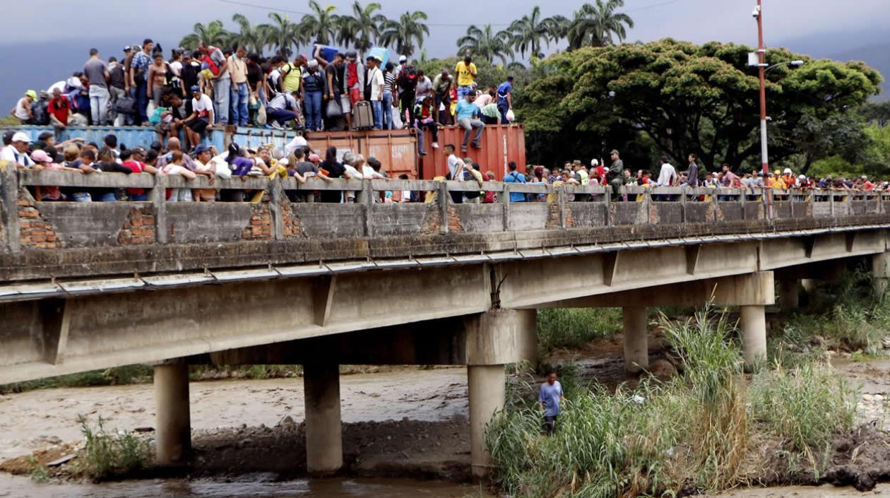 Cientos de personas se suben a los contenedores que obstaculizan el Puente Internacional Simón Bolívar