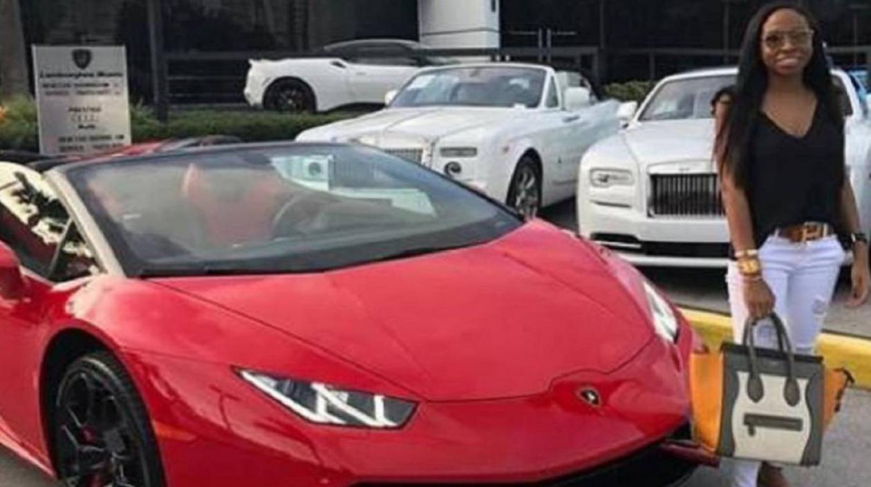 Jenny Ambuila y el Lamborghini rojo.