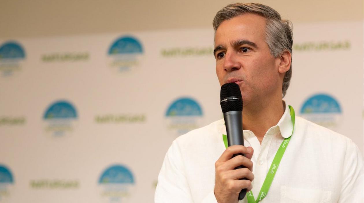 Orlando Cabrales Segovia, presidente de Naturgas, explicando los avances del uso de gas natural.