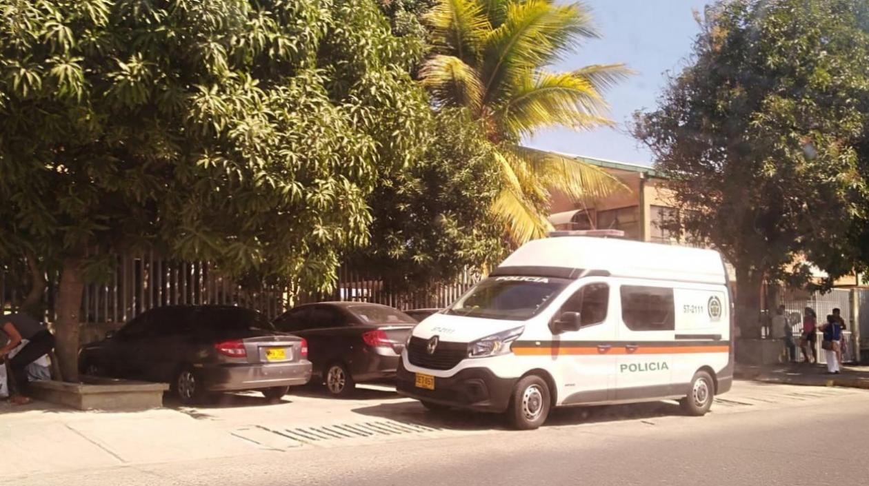El cuerpo de la mujer fue llevado por la Policía de Carreteras a Medicina Legal, en Barranquilla.