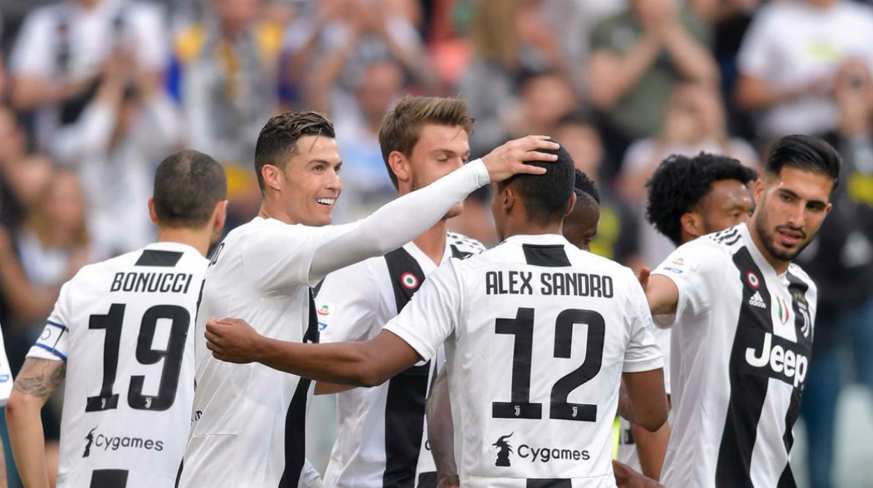 Cristiano Ronaldo celebra con sus compañeros. 