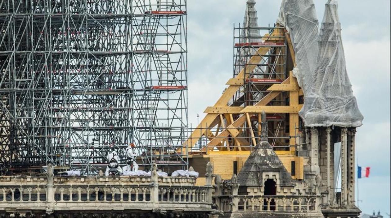 Vista de los trabajos de consolidación en la fachada de la Catedral de Notre Dame, este miércoles en París, Francia. 