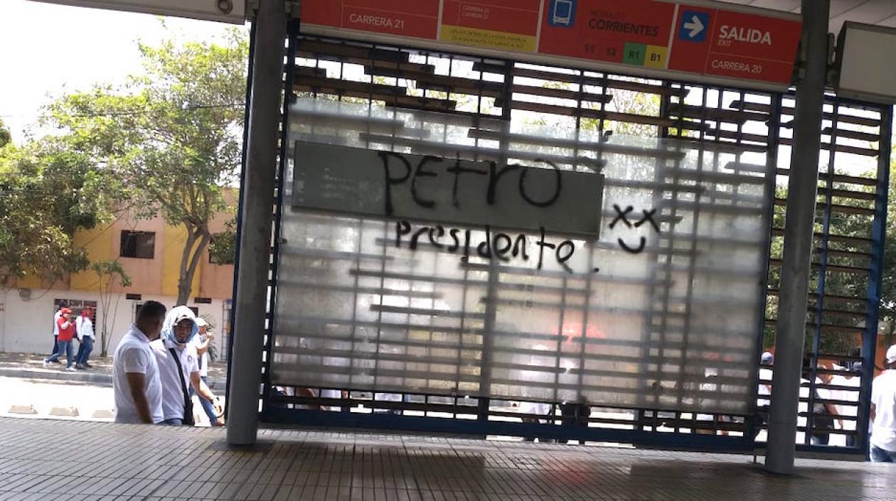 Grafiti escrito por los marchantes en una de las estaciones.