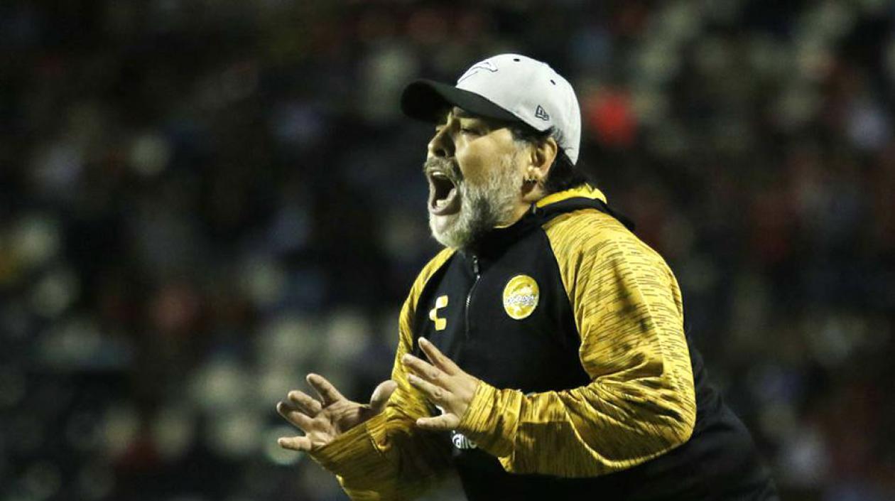 Diego Maradona reparte instrucciones a los jugadores de Dorados. 