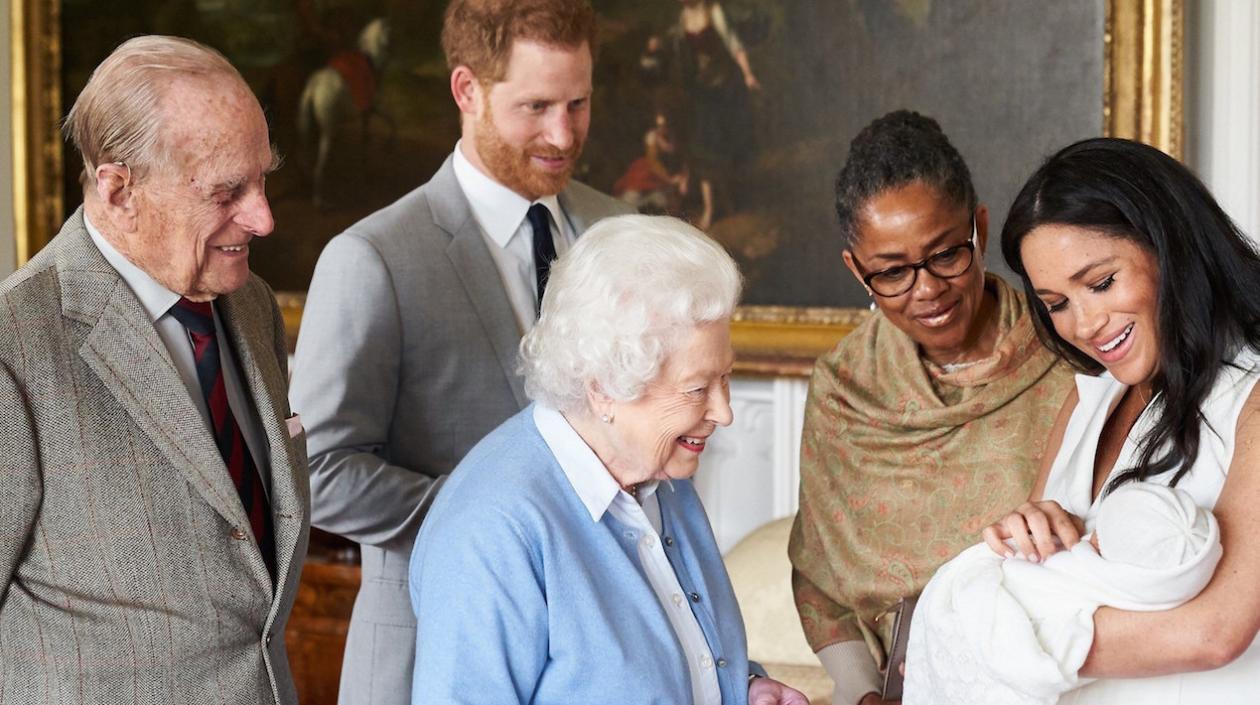 El príncipe Enrique de Inglaterra (2i) y la duquesa de Sussex, Meghan Markle (d), presentan a su hijo recién nacido a la reina Isabel II de Inglaterra.