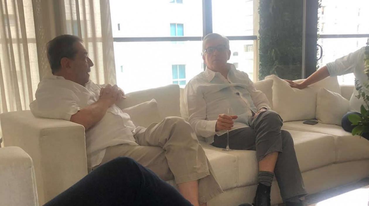 El exsenador Fuad Char reunido con el expresidente César Gaviria, en Barranquilla.