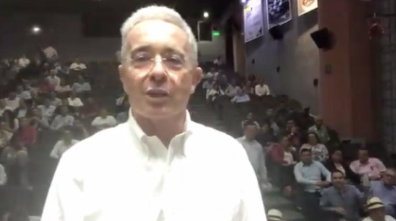  Álvaro Uribe Vélez, expresidente y senador de Centro Democrático. E