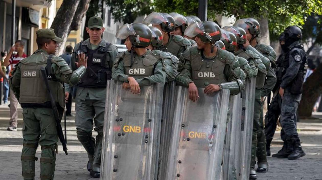 La Guardia Bolivariana a las afueras del Parlamento. 