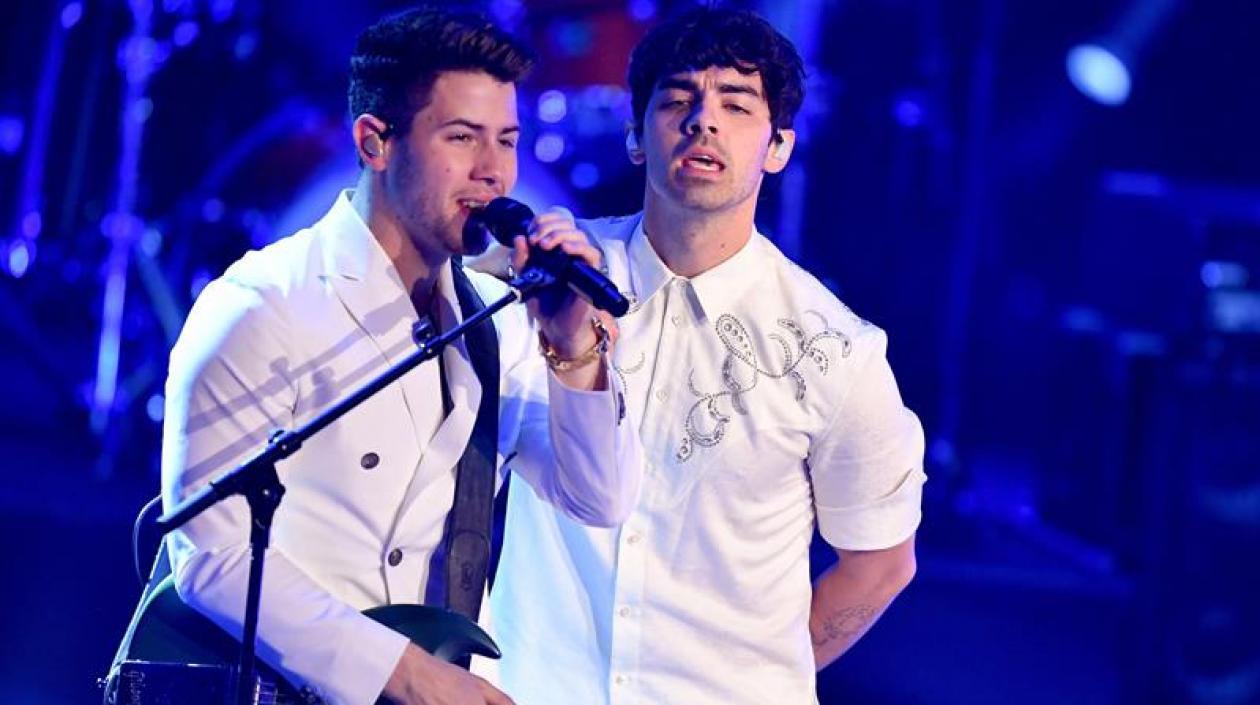 Nick (i) y Joe Jonas.