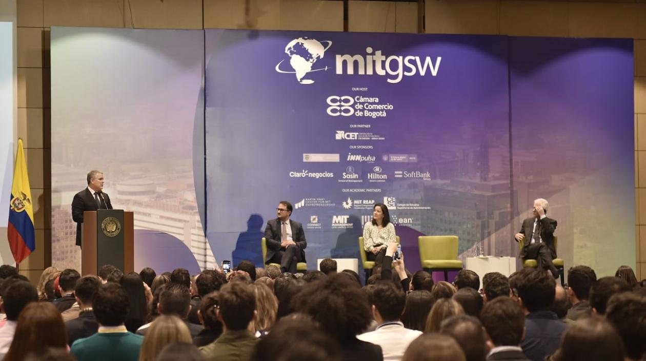 “Quiero que Colombia sea el lugar donde emprendedores, tecnología, universidades, talento e innovación nos permitan alcanzar el futuro”, dijo el Presidente en el Global StartUp WorkShop.                                               