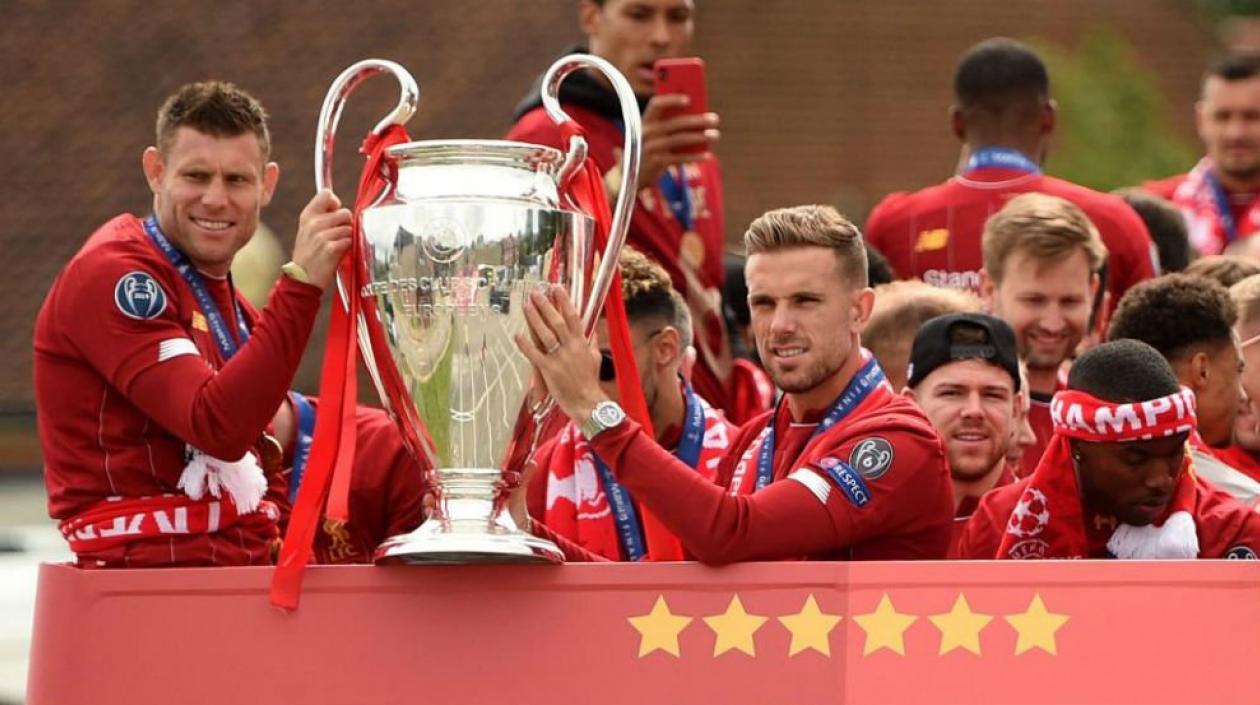 Jugadores del Liverpool celebran con el trofeo de la Liga de Campeones. 