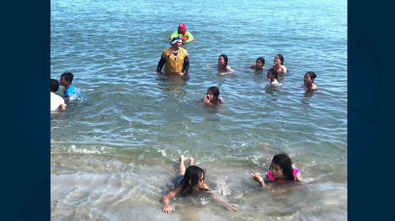 Los niños disfrutando del mar en Santa Marta.
